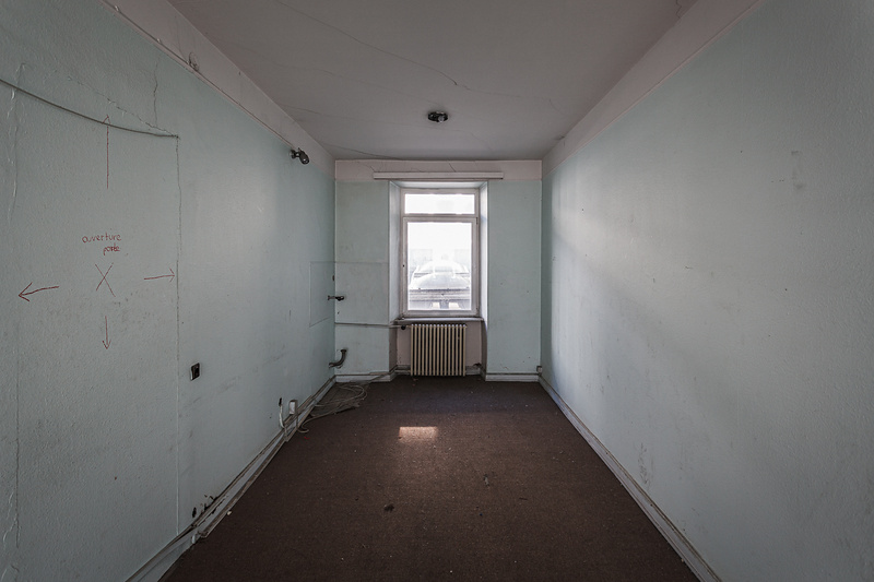 Perspective sur une chambre étroite