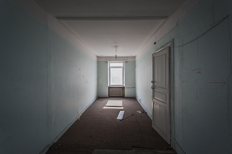 Perspective sur une chambre étroite