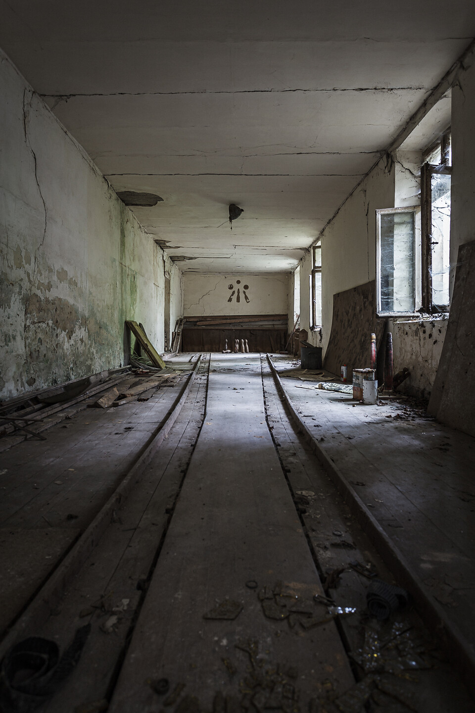 Grand angle sur une piste de jeu de quilles traditionnel et délabré...