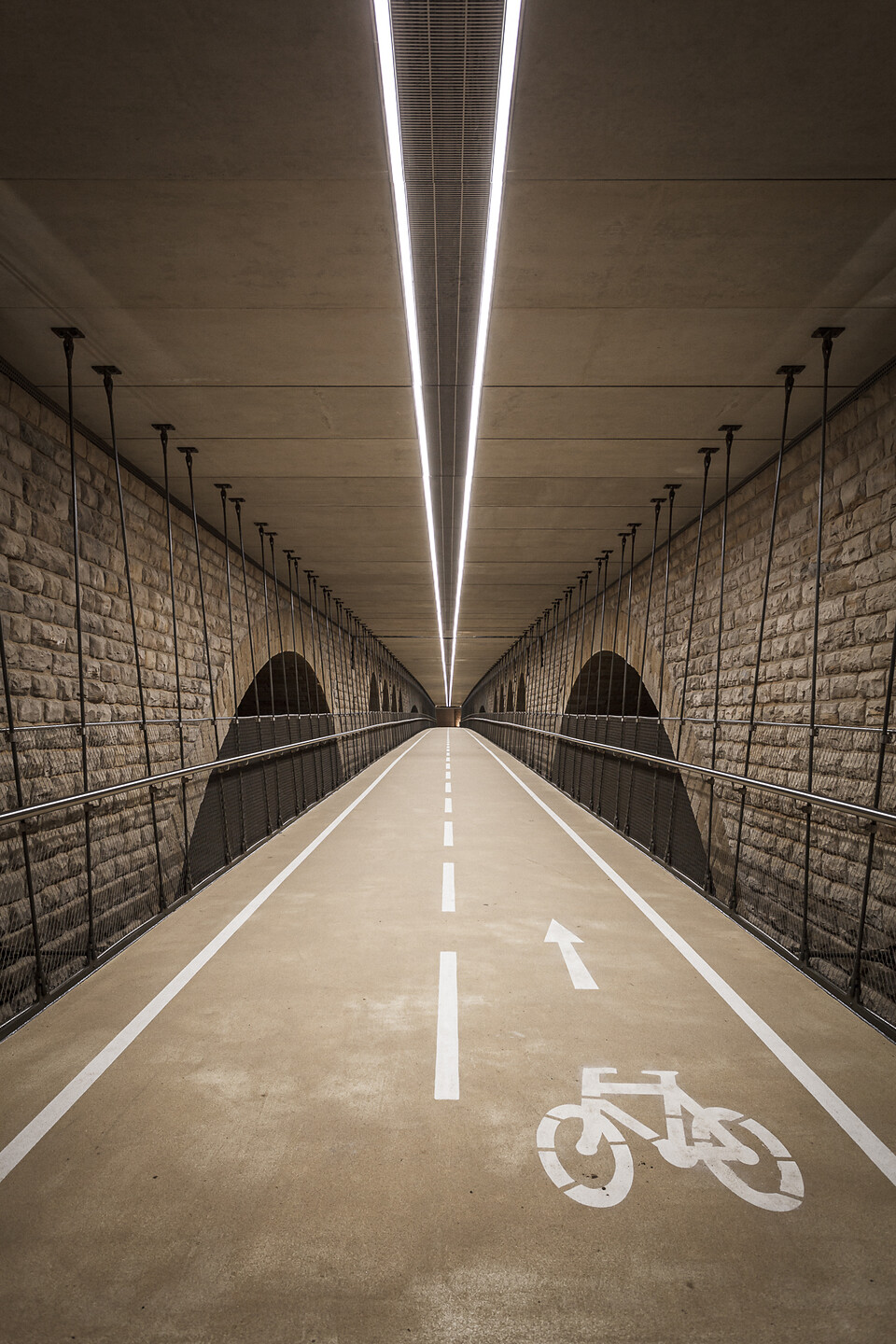 Perspective sur la passerelle sous le Pont Adolphe