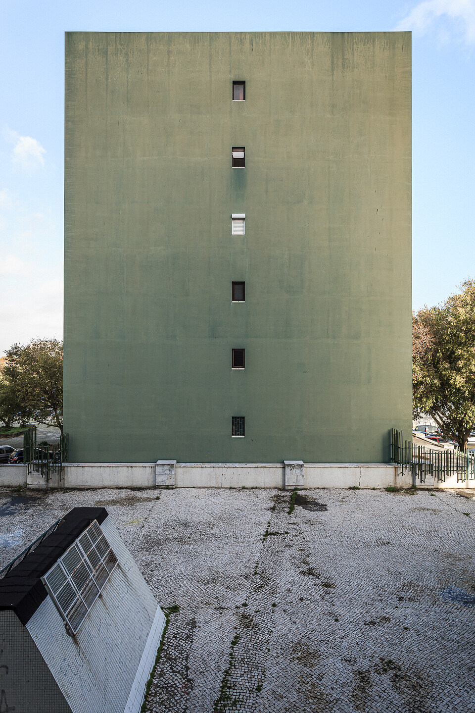 Façade verte olive d'un immeuble à appartements dans le quartier Olivais Sul à Lisbonne.