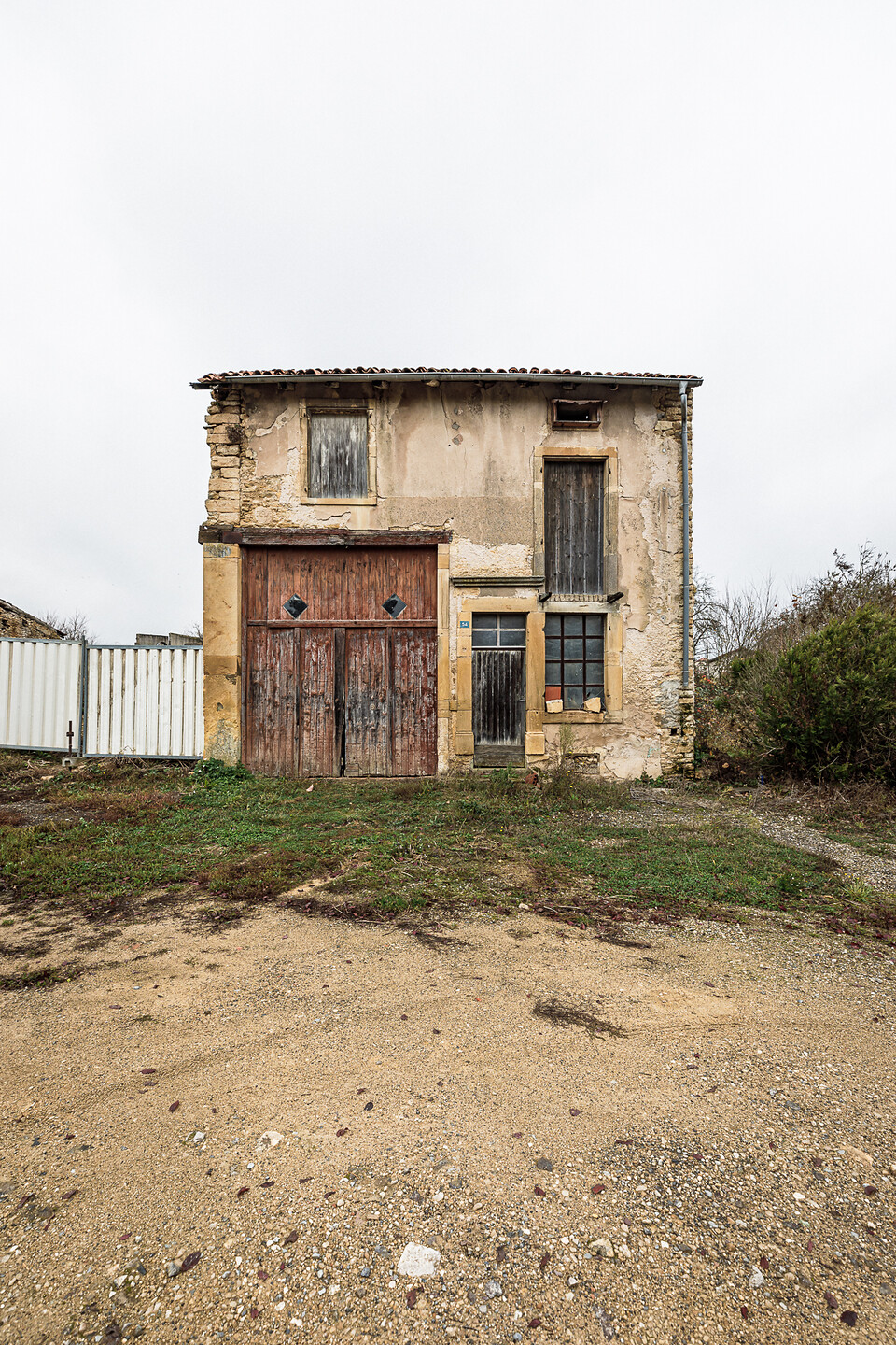 Bâtiment isolé et délabré sur le Grand-Rue de Friauville ...
