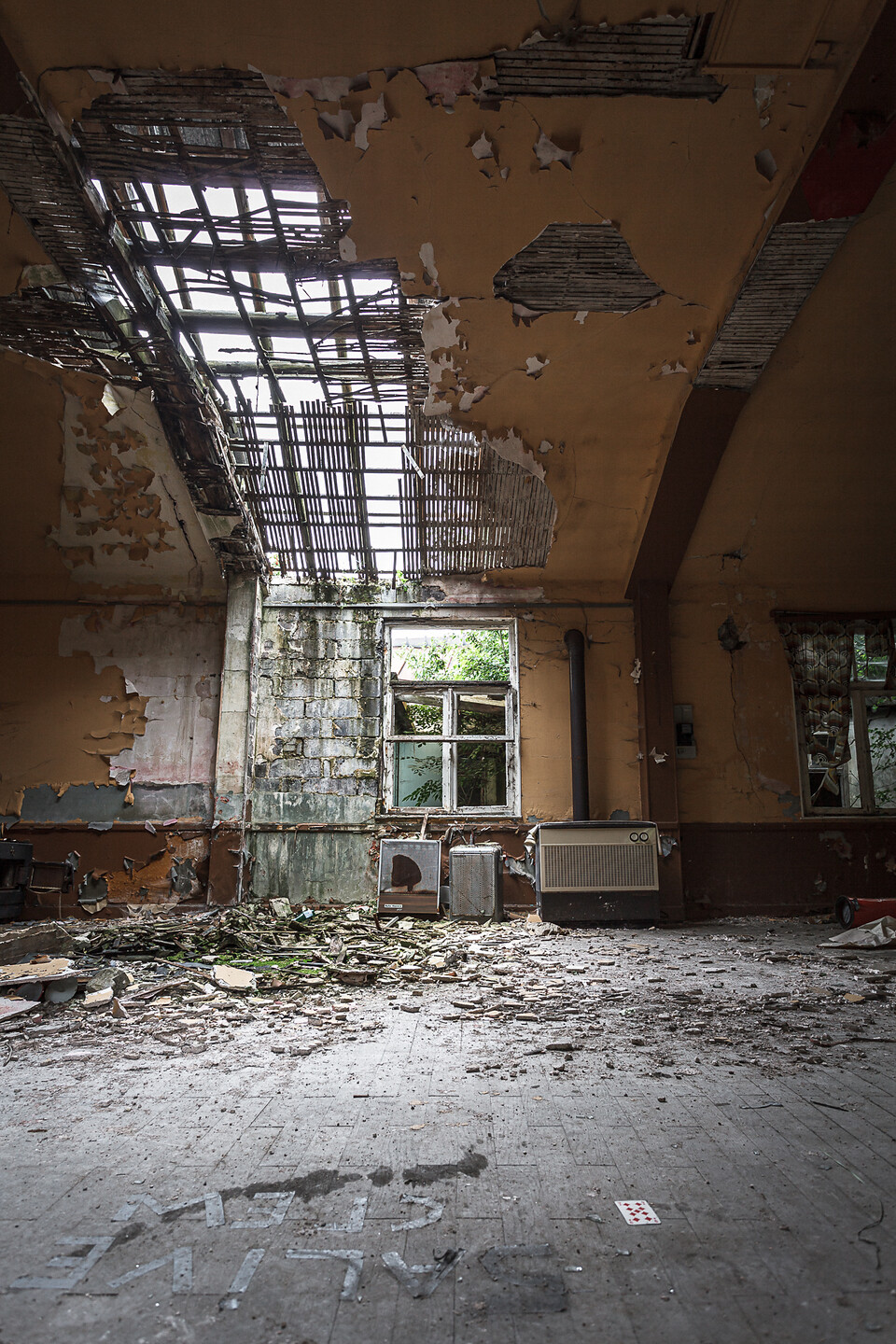 Plan large sur un plafond effondré et des débris au sol...