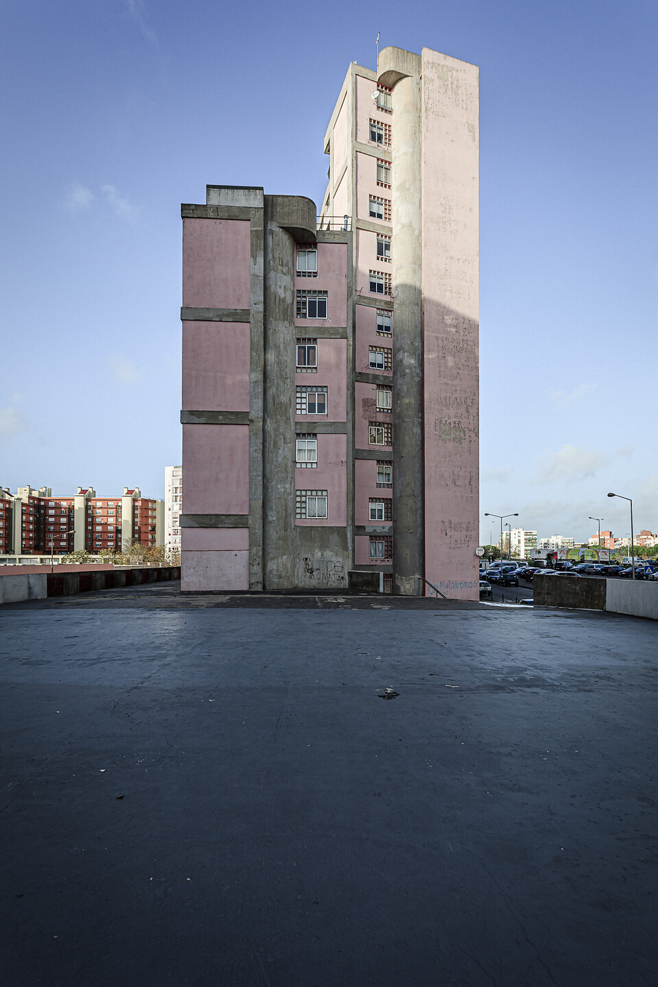 Façade rose d'un immeuble à appartements dans le quartier Bairro da Flamenga à Lisbonne.