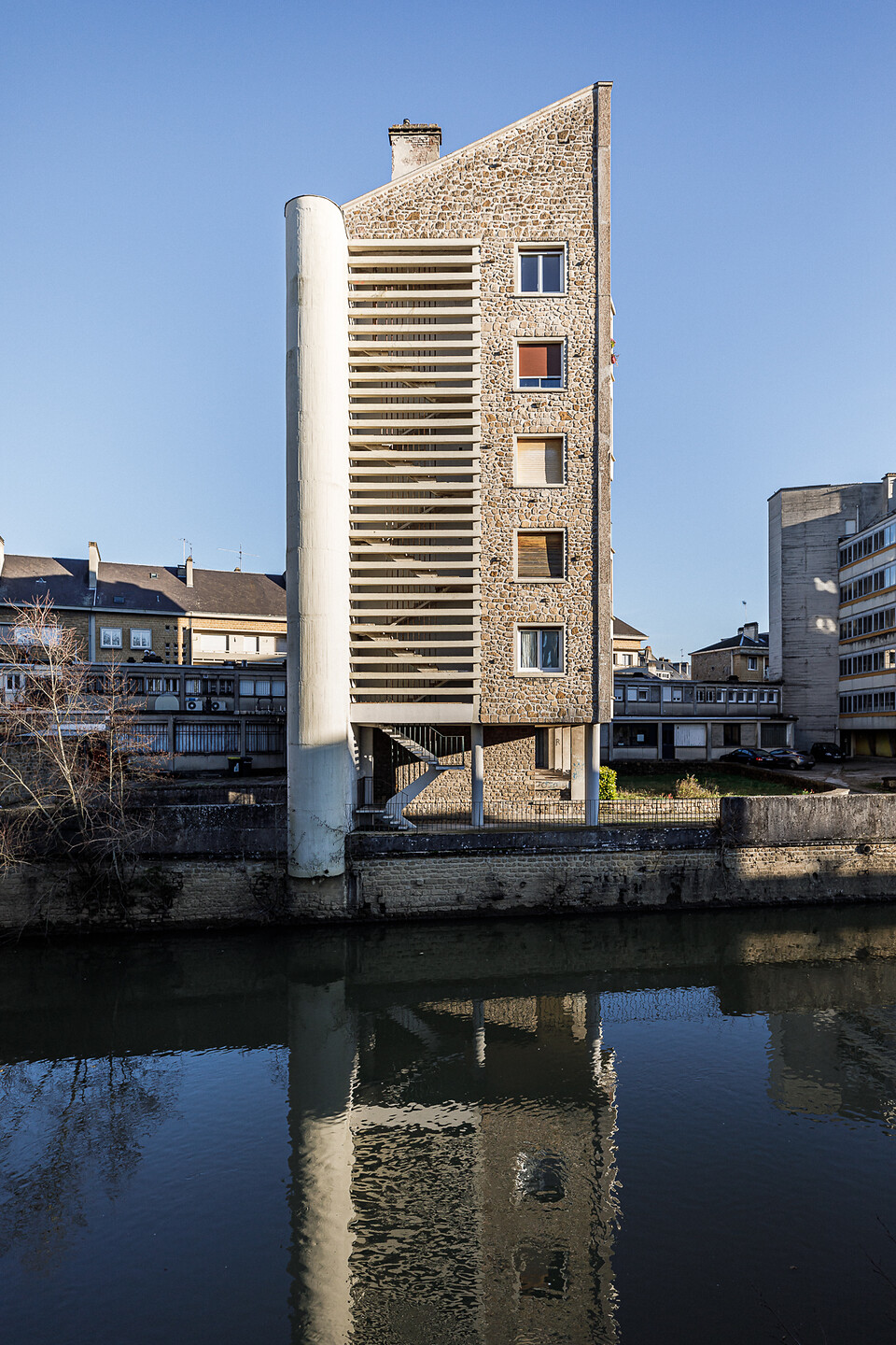 Résidence au bord du cour d'eau desservant les anciens moulins de Sedan ...