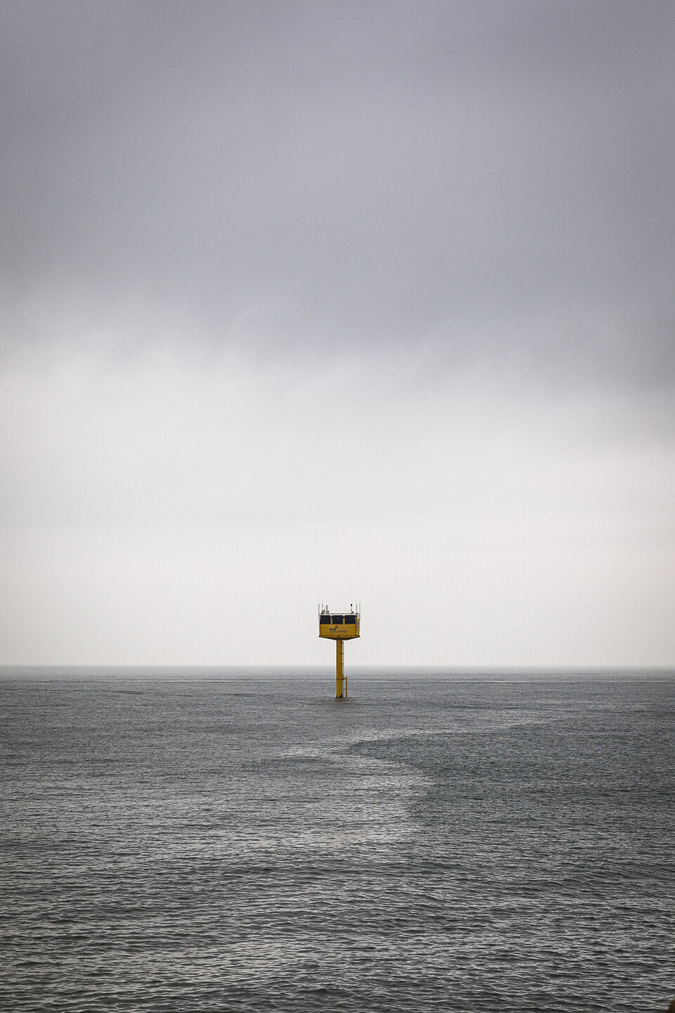 Plateforme jaune de Blue Accelerator immergée en mer du nord sous un ciel menaçant aux abords des côtes d'Ostende