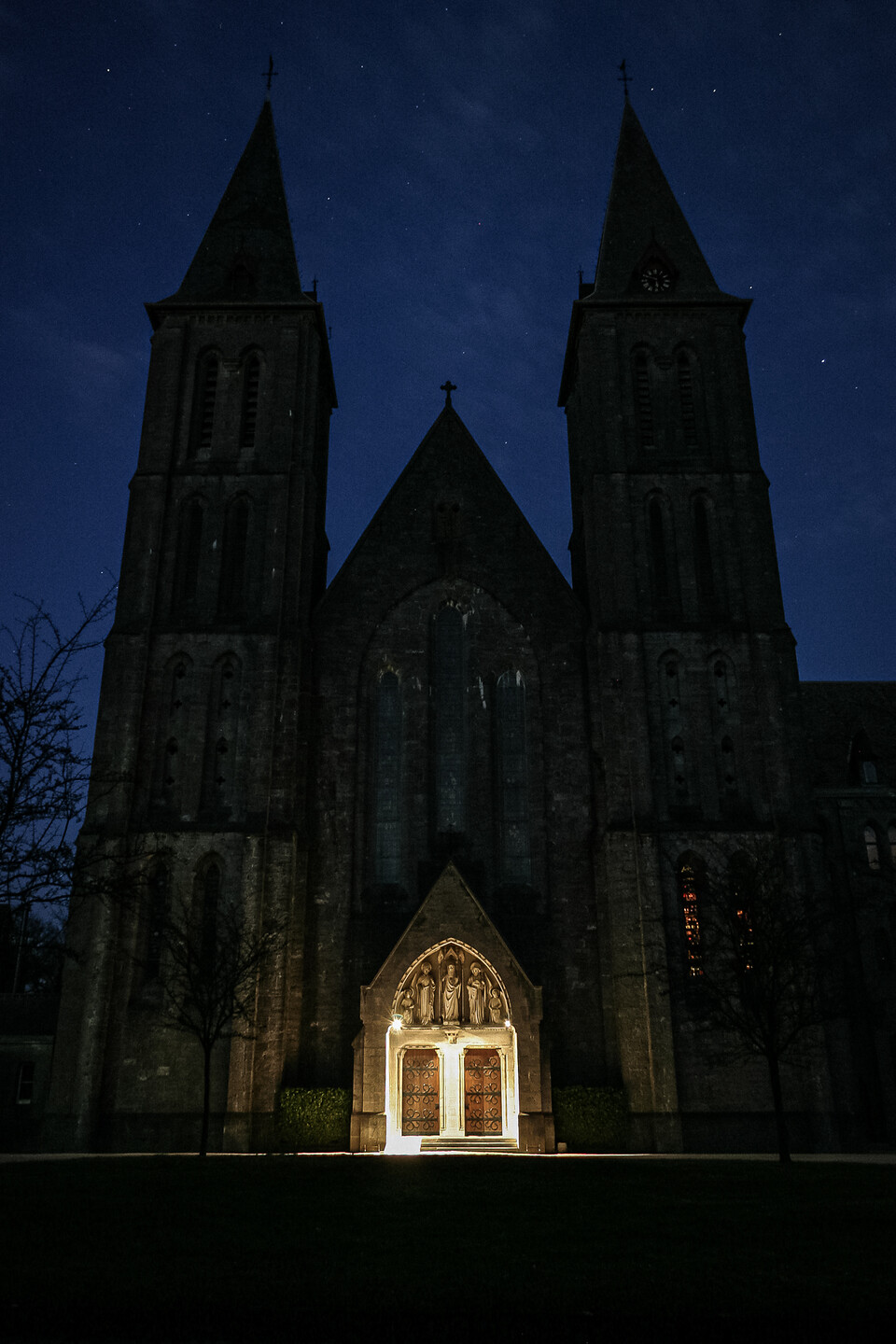 Porte d'entrée illuminée d'une abbay la nuit…