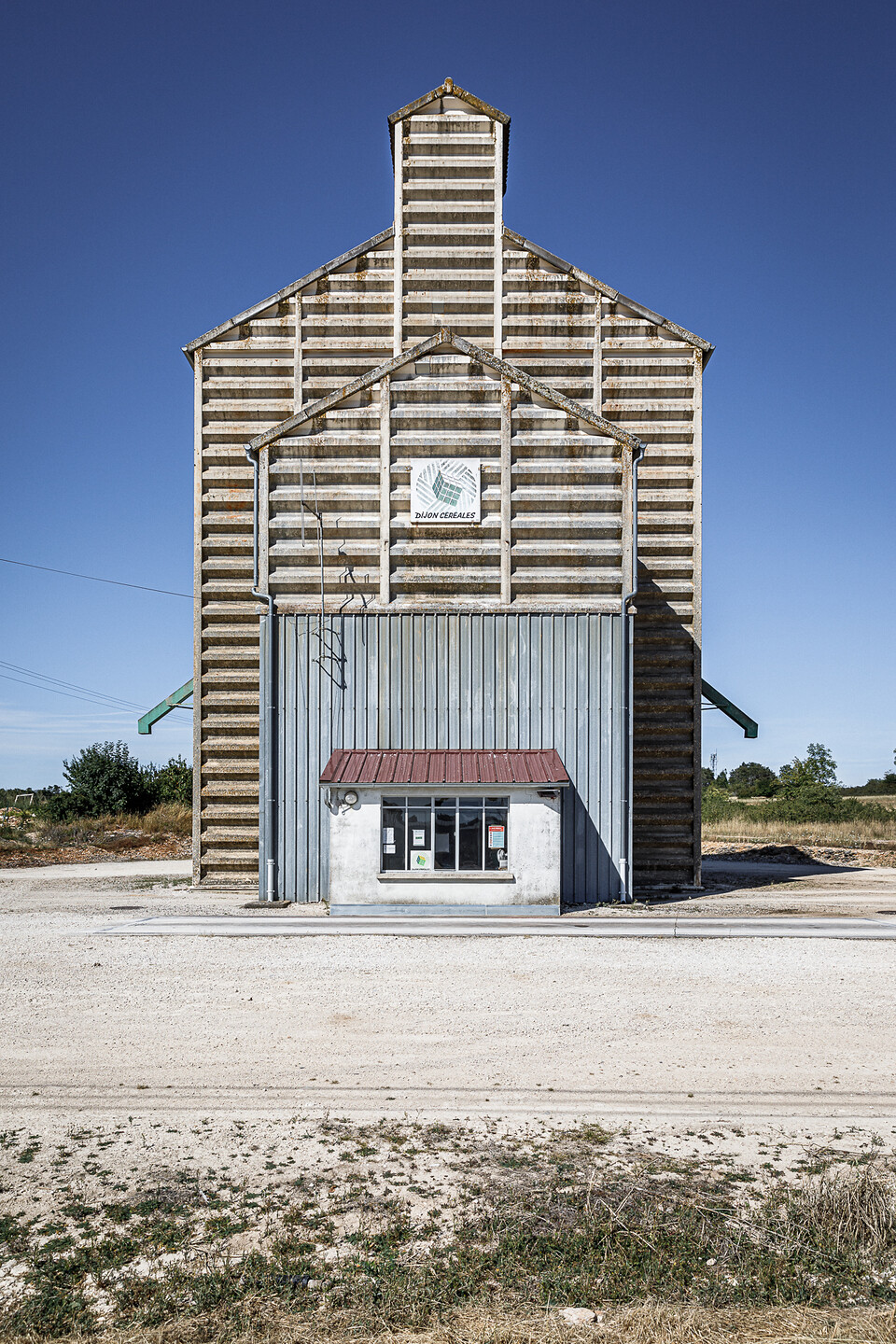 Silo à grains rectangulaire et en béton de Dijon Céréales situé sur le Départementale 3 à Selongey près de Dijon en France.