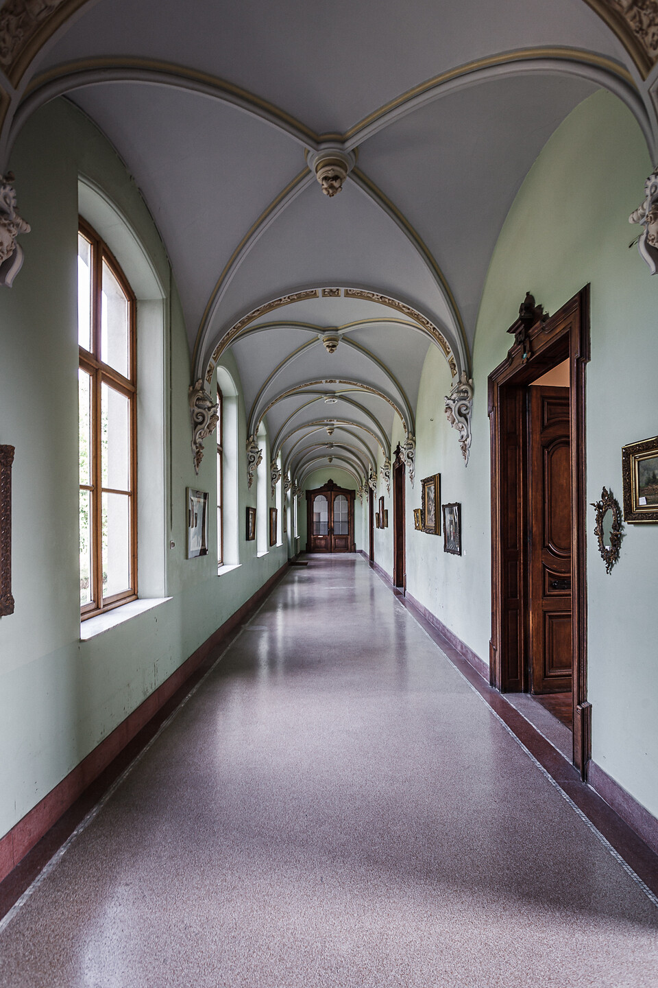 Autre perspective sur le couloir du couvent anglais à Bruges...