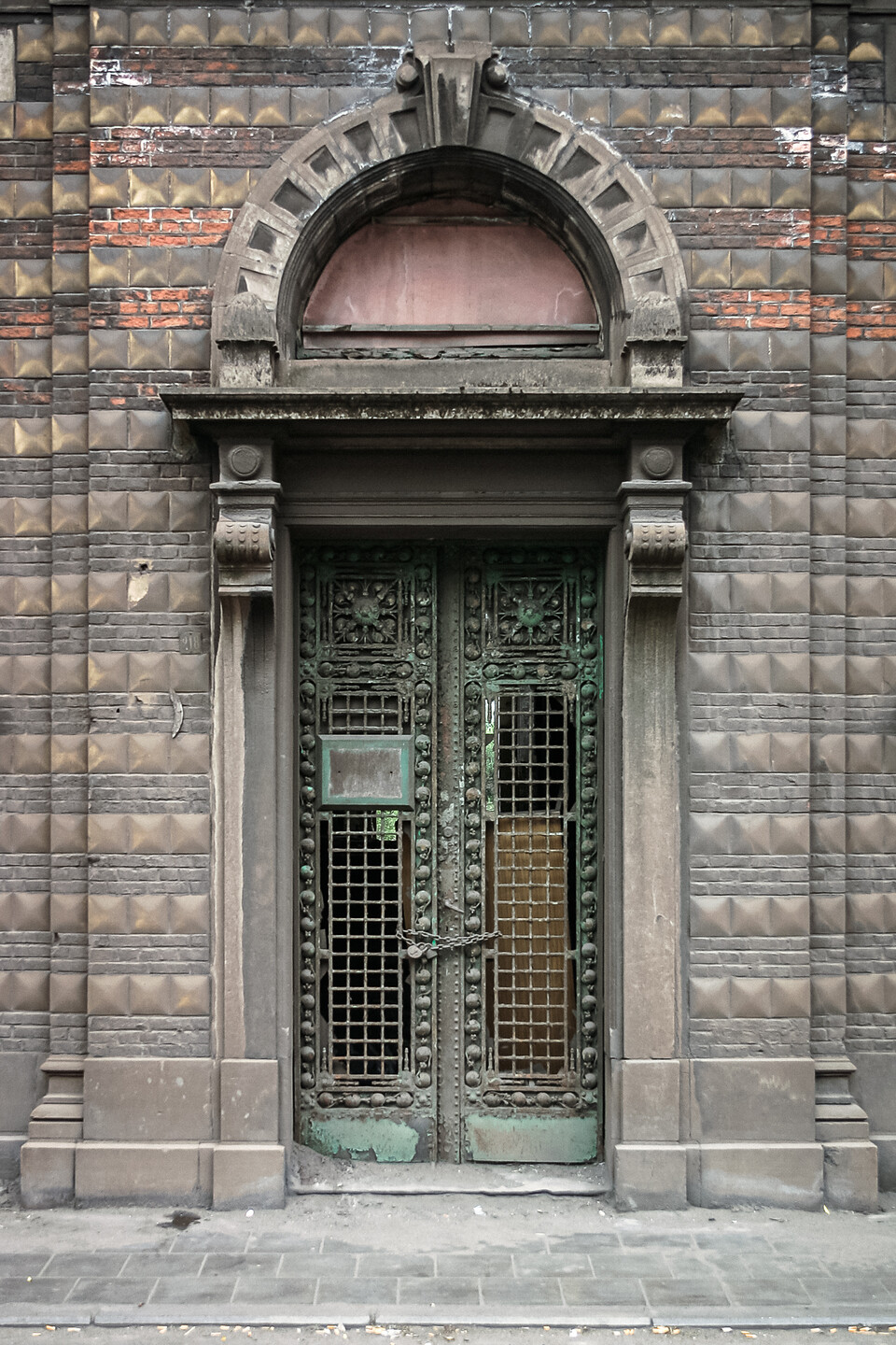 Plan large sur une porte délabrée et cadenassée.