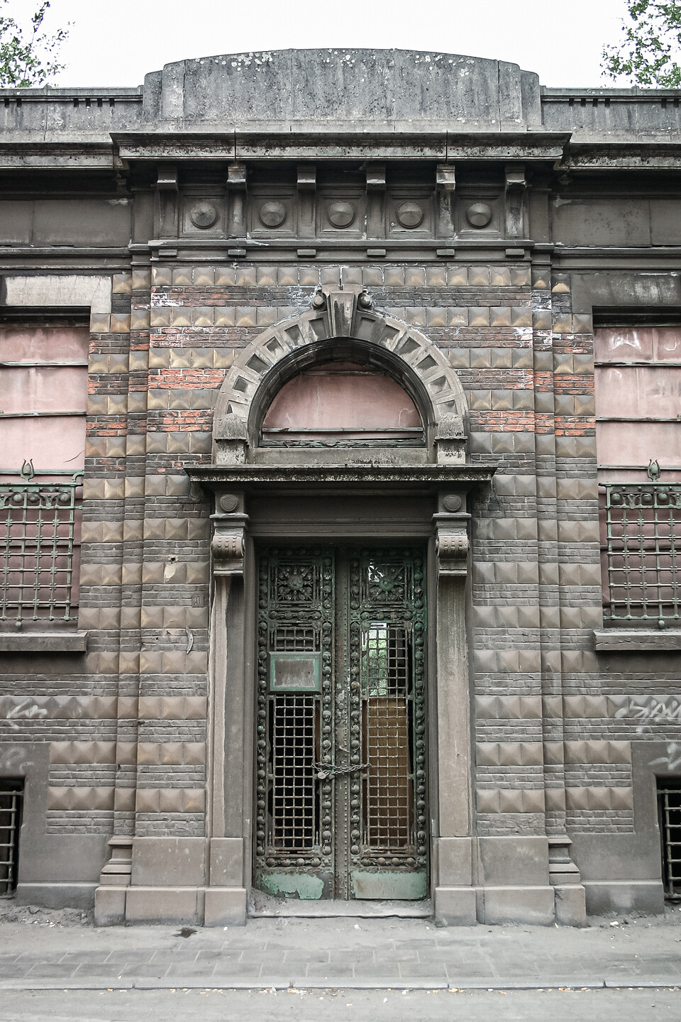 Plan large sur une façade et sa porte délabrée.