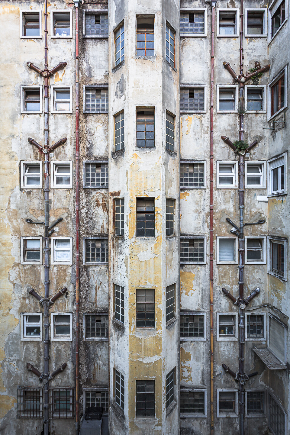 Grand angle sur une façade décrépie non loin de Elevador de Santa Justa