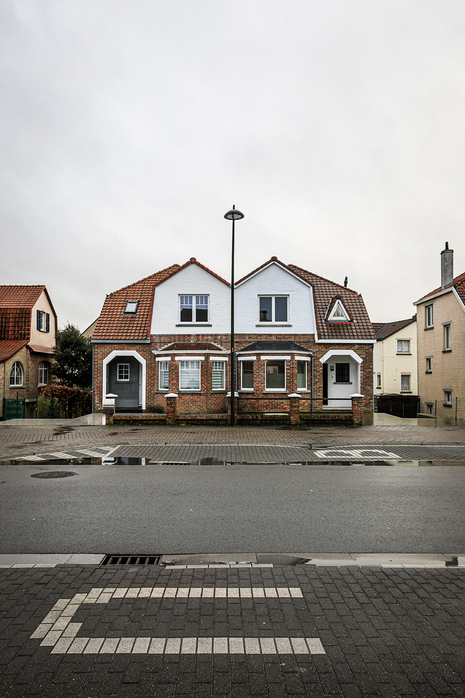 Maisons jumelées face à un arrêt du bus sur la Albert Blieklaan à Koksijde/Coxyde.
