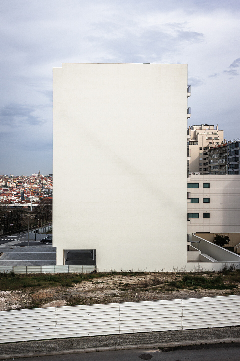 Façade latérale sans fenêtre d'une tour d'appartements sur la Rua do General Torres photographiée depuis le Miradouro Praça à Vila Nova de Gaia, Porto...