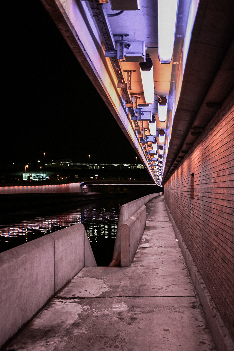 Un hallage illuminé par des néons…