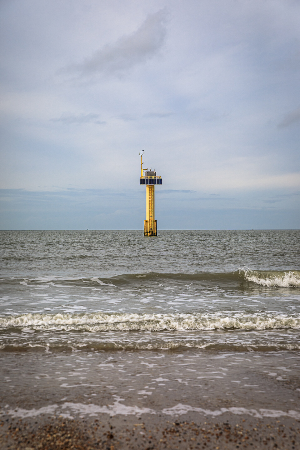 Tour météorologique jaune dans la mer du nord à hauteur des côtes de Cadzand Bad.