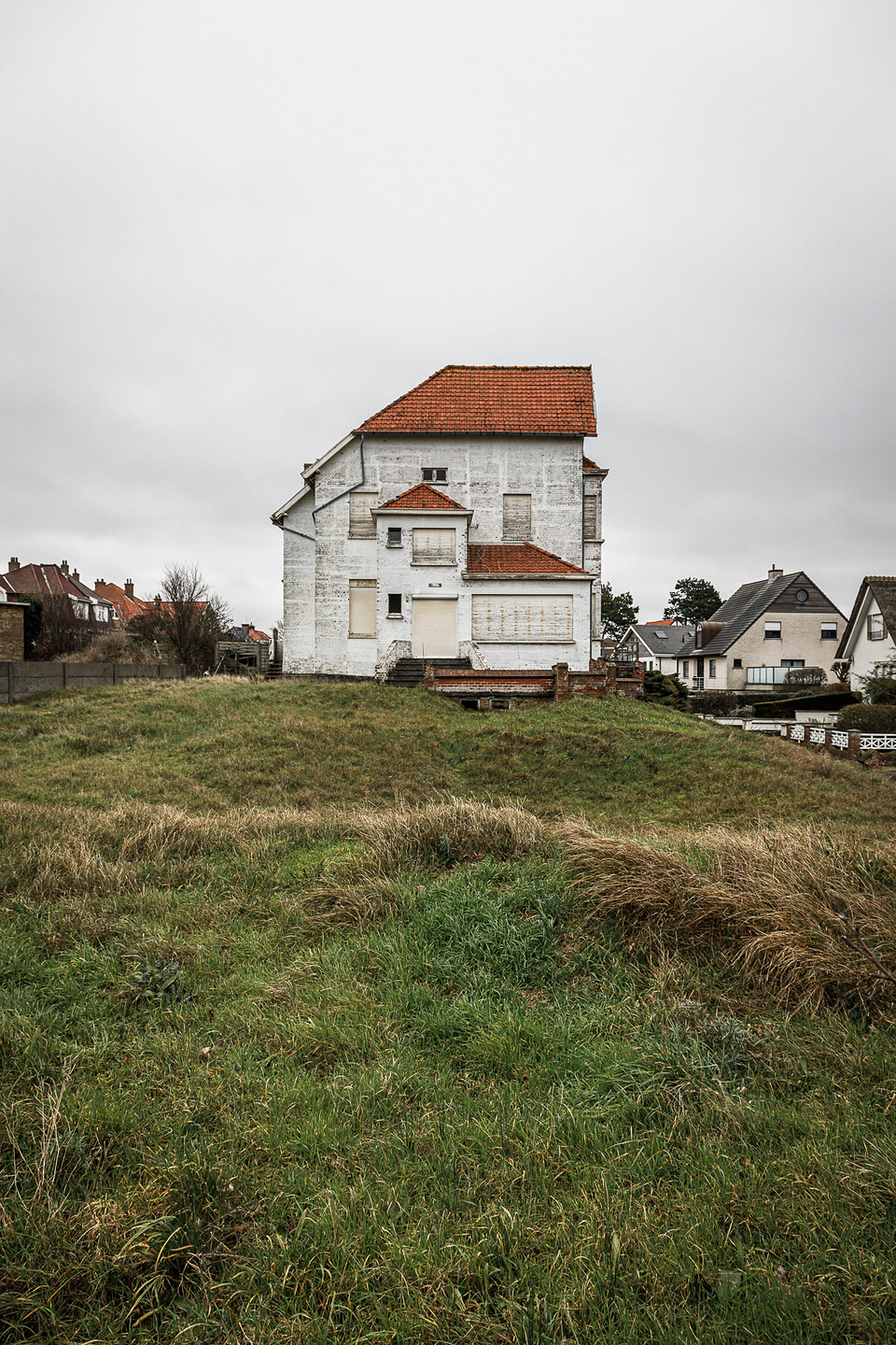 Maison blanche et son jardin abandonnés sur la Koninklijke-Baan à Koksijde/Coxyde.