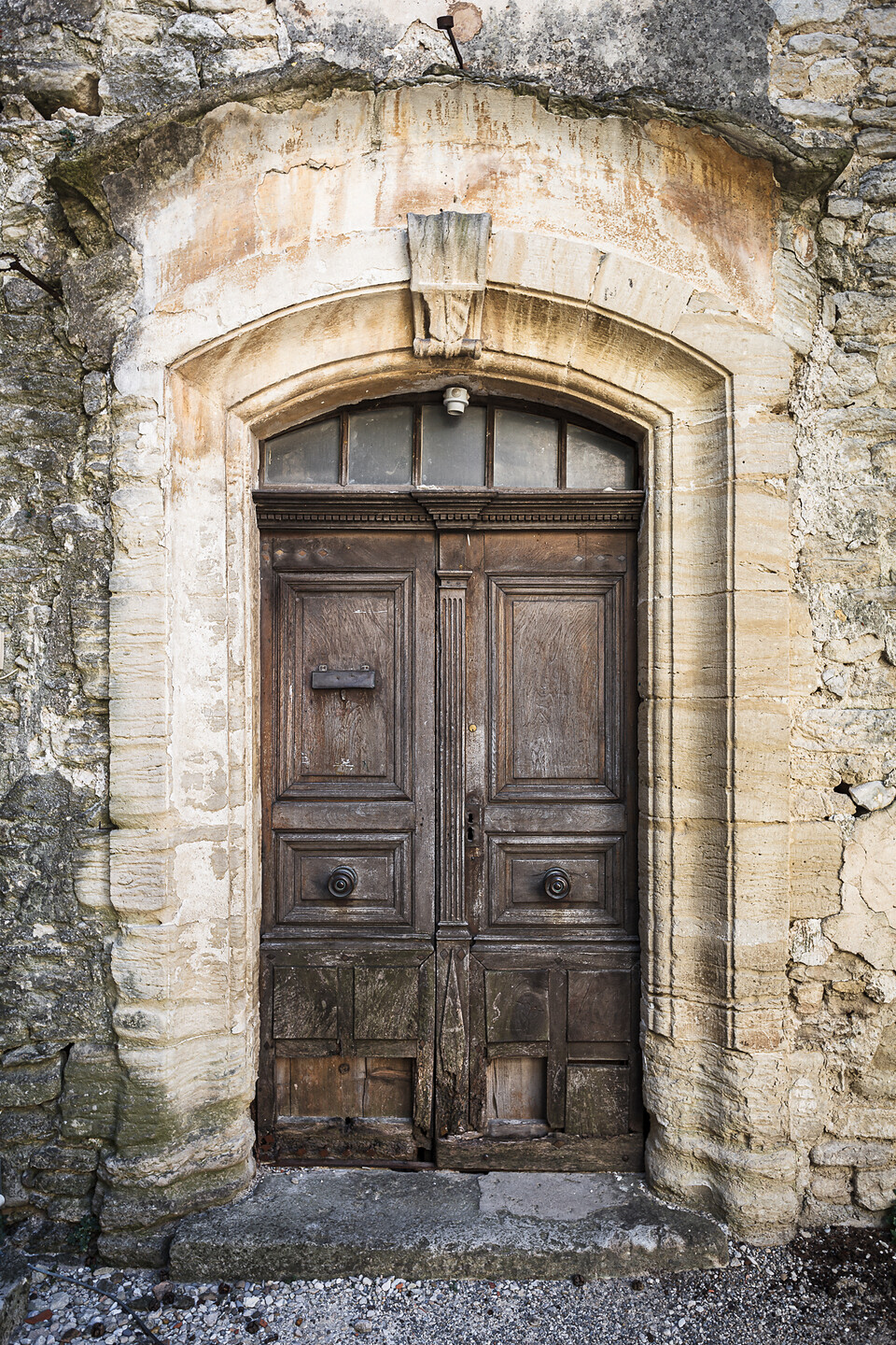La porte au fond d'une rue étroite