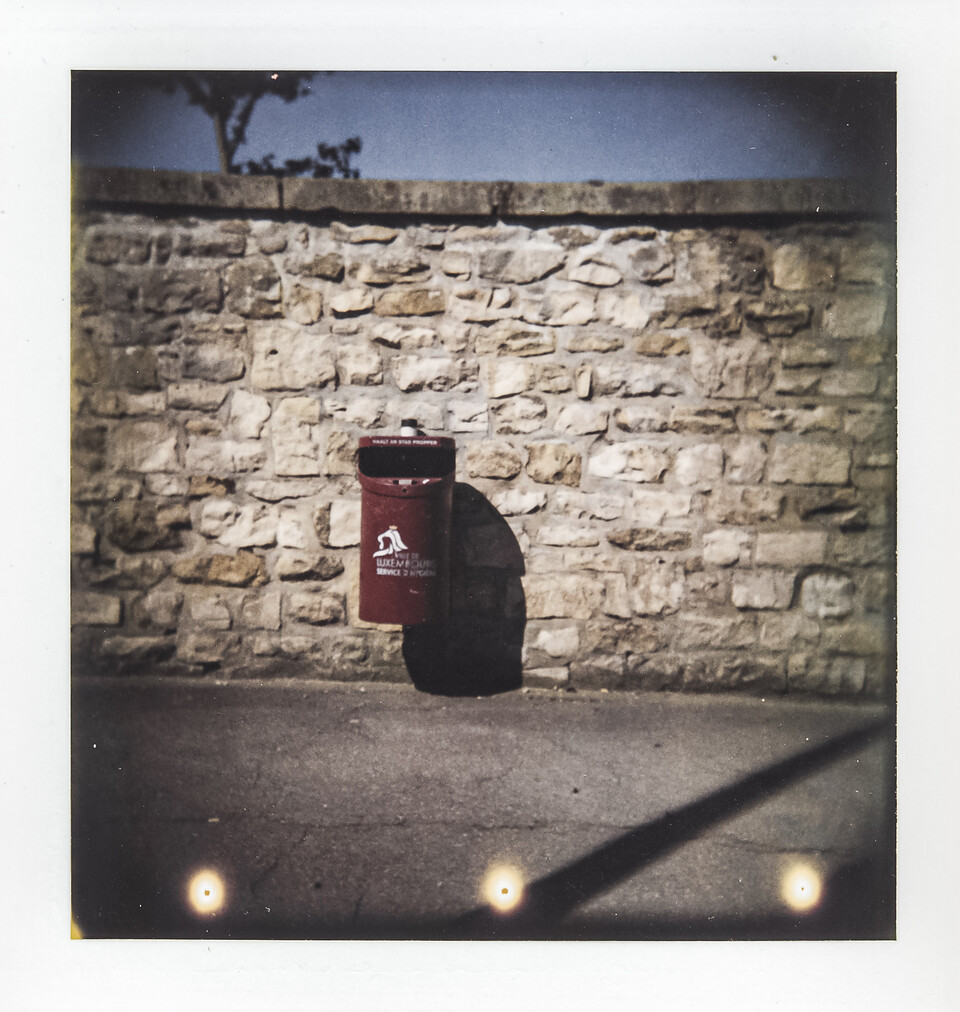 La poubelle et trois petits points