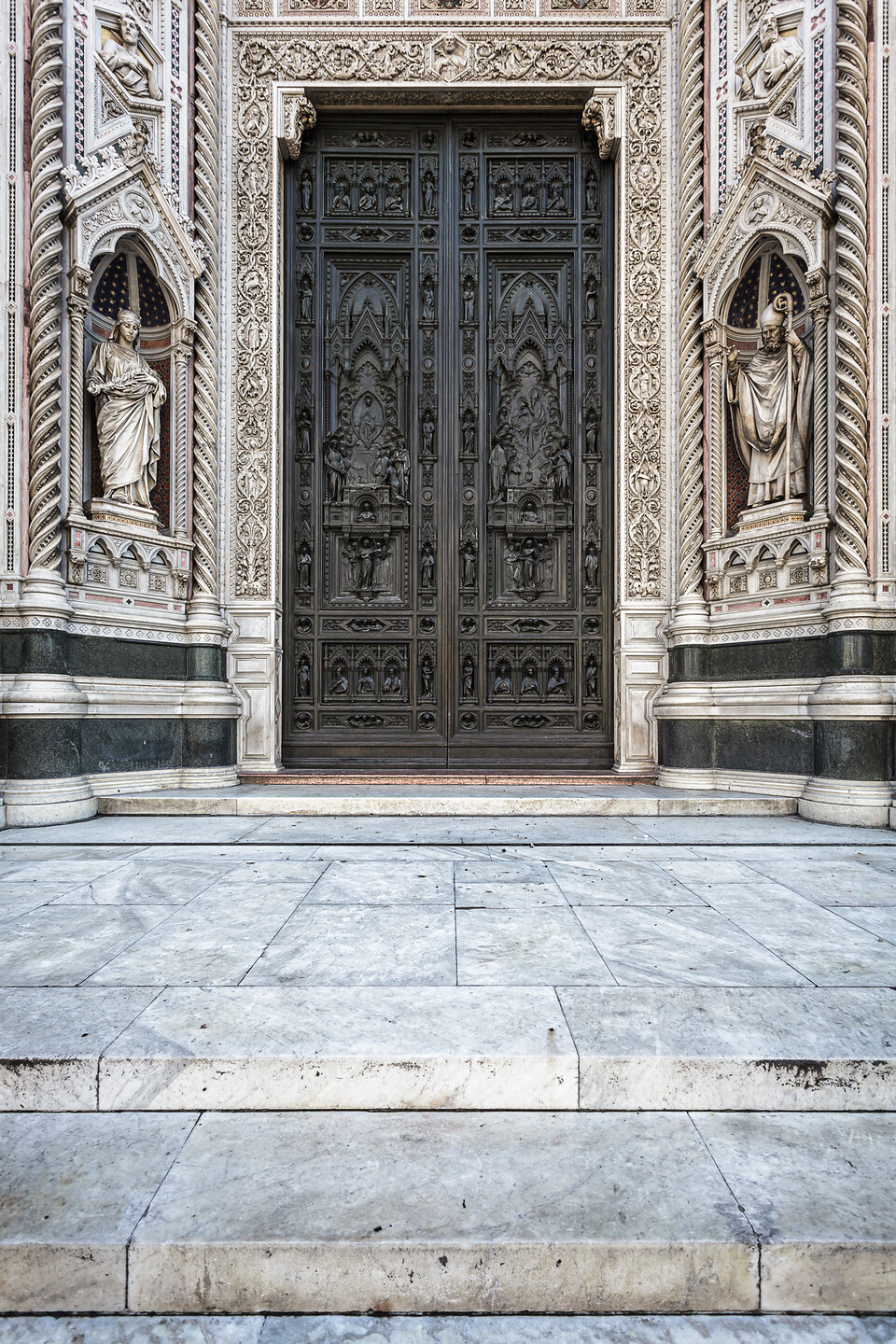 Grand angle sur la porte de la Cathédrale Santa Maria del Fioré à Florence
