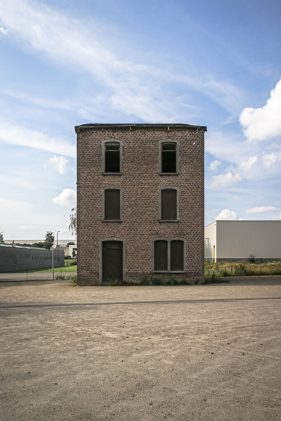 Tour rectangulaire en briques, vestige de l'ancien chateau du parc de la Serna à Jumet en Belgique