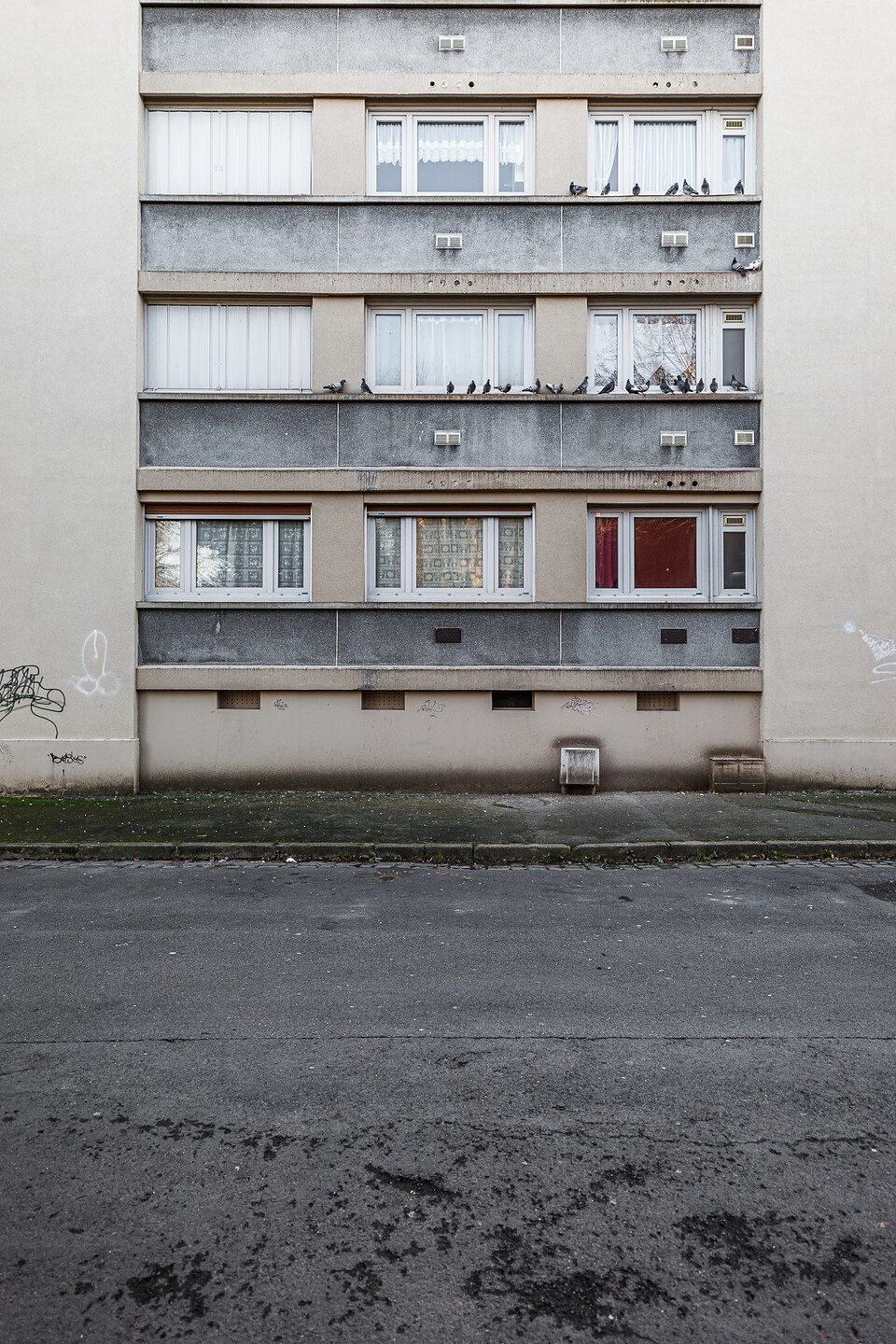Façade d'une résidence HLM (HABITAT 08) servant de perchoir aux pigeons en plein centre de Sedan ...