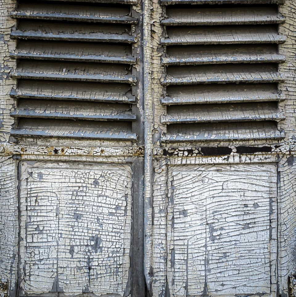 Volets à la peinture craquelée.