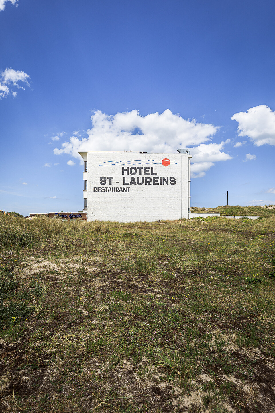 Façade latérale et le logo de l'hotel restaurant Sint-Laureins à Westende.