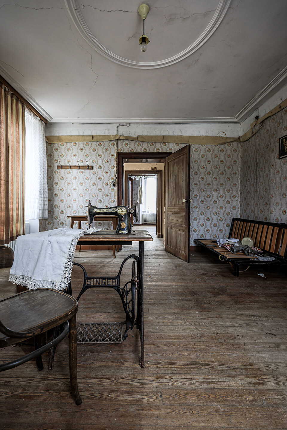 Pièce convertie en salle de couture et sa machine à coudre à pédale de marque Singer ...