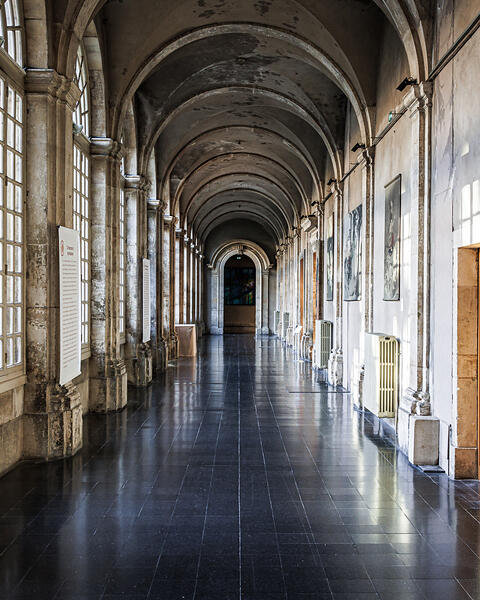 Grand angle sur un des couloirs de l'Abbaye des Prémontrés à Pont-à-Mousson.