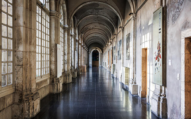 Grand angle sur un des couloirs de l'Abbaye des Prémontrés à Pont-à-Mousson.