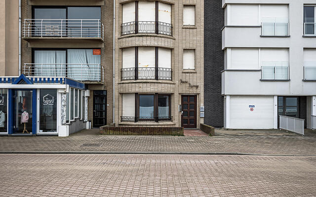 Façade de la résidence 'Beau Rivage' sur la Zeedijk à Koksijde-Bad, bâtiment ancien qui contraste fortement par son style avec les tours d'habitation bétonnées qui l'encadrent.