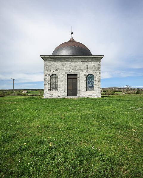 Chapelle de Walcourt, de forme carrée et construite en pierres bleues de Givet, située à Givet en France.