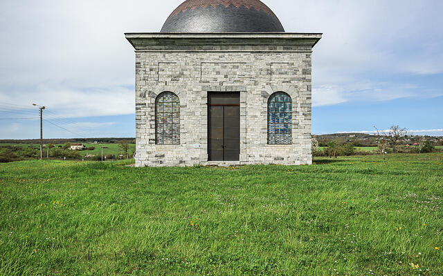 Chapelle de Walcourt, de forme carrée et construite en pierres bleues de Givet, située à Givet en France.