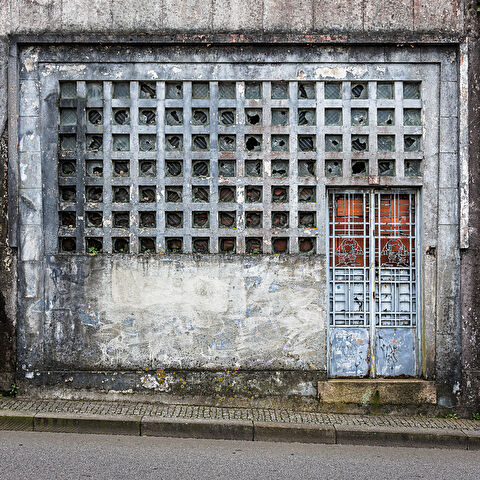 Façade délabrée de l'usine de peintures et vernis d'Armando Gomes Pessanha de la marque Esfinge située dans l'ancien pôle industriel de Serra do Pilar.