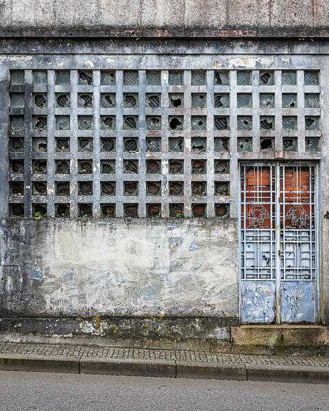 Façade délabrée de l'usine de peintures et vernis d'Armando Gomes Pessanha de la marque Esfinge située dans l'ancien pôle industriel de Serra do Pilar.