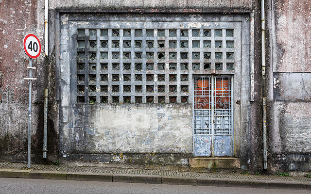 Façade délabrée de l'usine de peintures et vernis d'Armando Gomes Pessanha de la marque Esfinge située dans l'ancien pôle industriel de Serra do Pilar.
