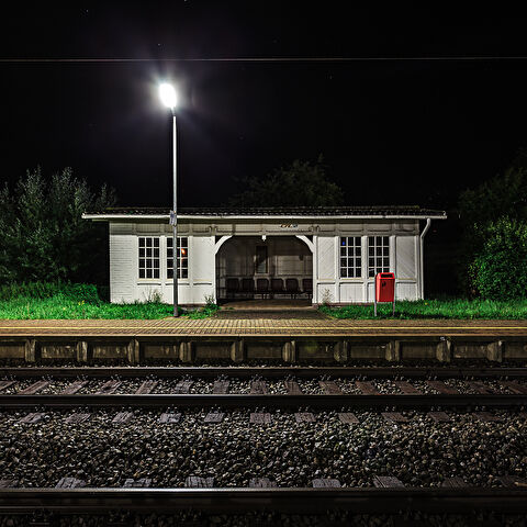 Grand angle de nuit sur le quai de la gare de Bedzdorf.