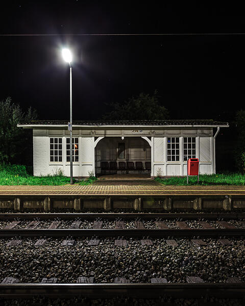 Grand angle de nuit sur le quai de la gare de Bedzdorf.