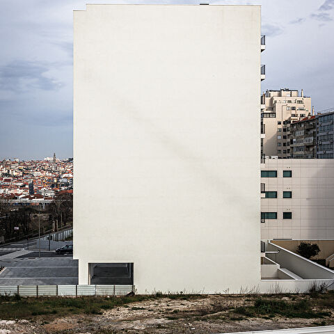 Façade latérale sans fenêtre d'une tour d'appartements sur la Rua do General Torres photographiée depuis le Miradouro Praça à Vila Nova de Gaia, Porto...