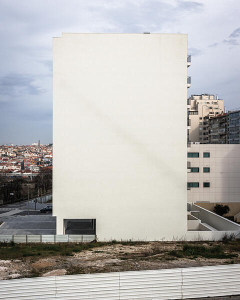Façade latérale sans fenêtre d'une tour d'appartements sur la Rua do General Torres photographiée depuis le Miradouro Praça à Vila Nova de Gaia, Porto...