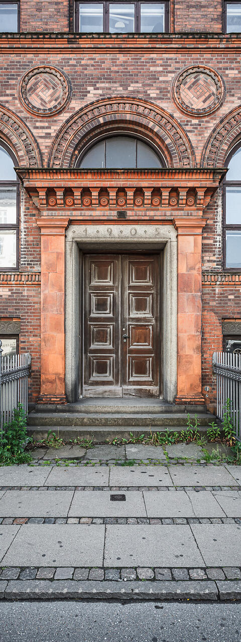 Grand angle sur une des porte d'entrée de l'université de Copenhague...