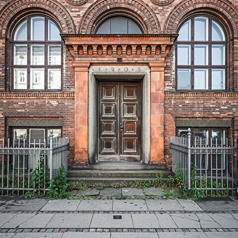 Grand angle sur une des porte d'entrée de l'université de Copenhague...