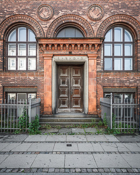 Grand angle sur une des porte d'entrée de l'université de Copenhague...