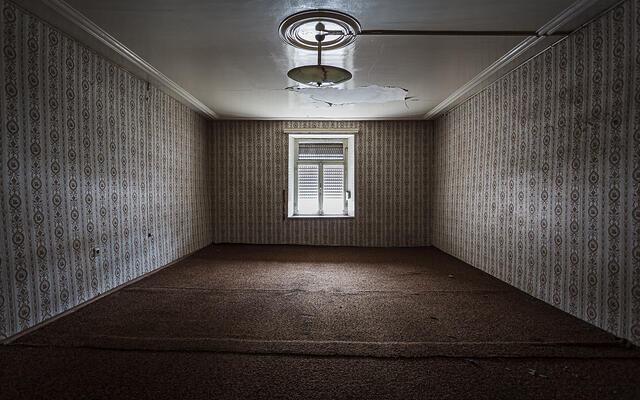 Perspective sur une chambre aux murs de travers décorés de papier peint à motifs