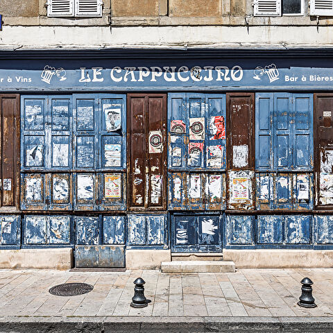 Façade du café Le Cappuccino, bar à vins et à bières, abandonné rue Birbesey à Dijon...