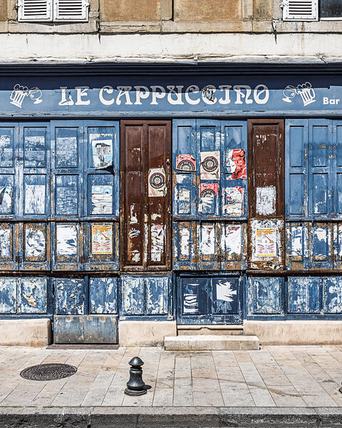 Façade du café Le Cappuccino, bar à vins et à bières, abandonné rue Birbesey à Dijon...