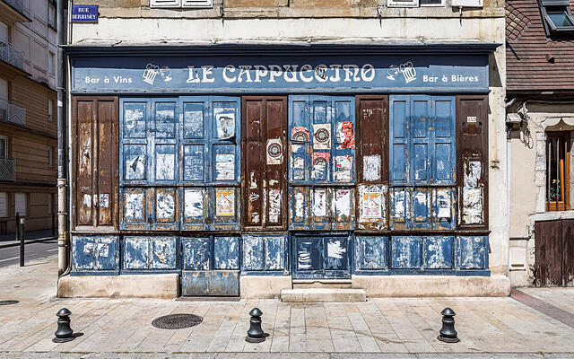 Façade du café Le Cappuccino, bar à vins et à bières, abandonné rue Birbesey à Dijon