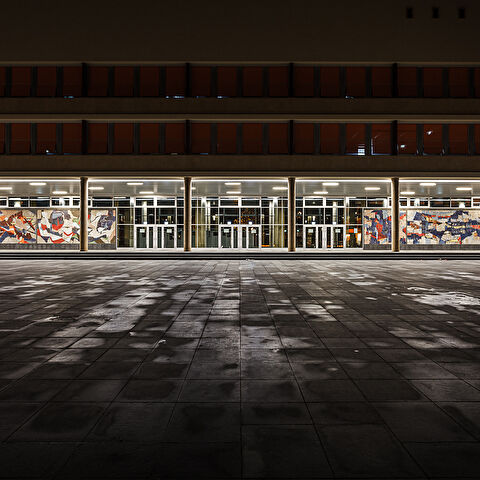 Plan large sur le parvis de l'Athénée de Luxembourg...
