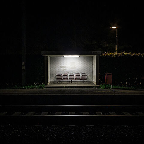 Abrit pour voyageurs sur le quai d’une gare CFL la nuit.